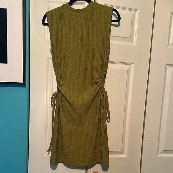 Green Sleeveless Dress‎ - Picture 4 of 5